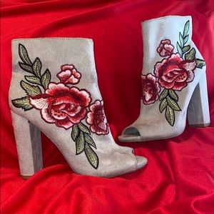 Light grey women booties